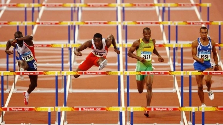 为什么打者在准备打击前习惯性地用泥土摩搓双手以增加球棒摩擦力